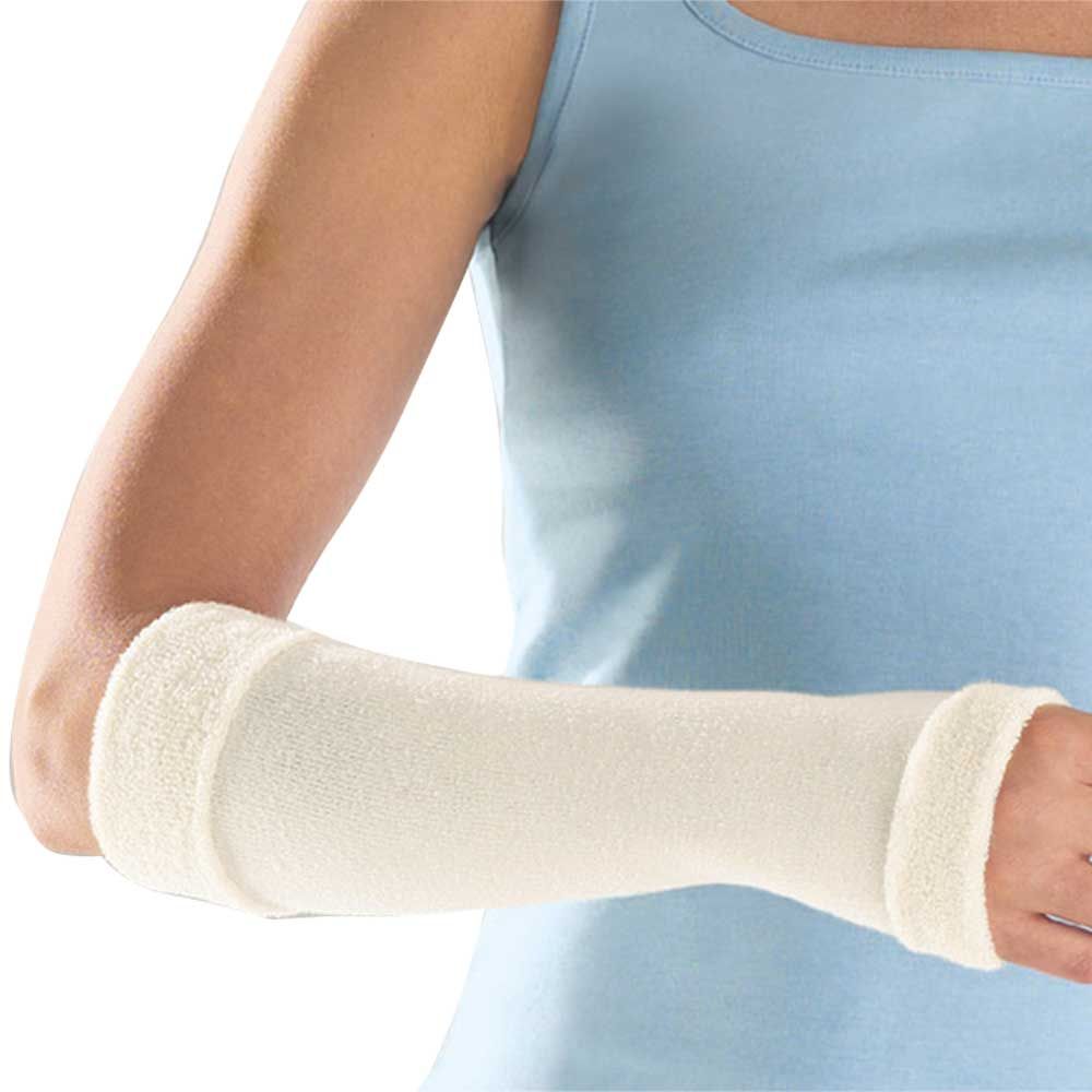 Beiger Polsterschlauchverband tg® soft S-L, als Schlauch um den Unterarm gelegt