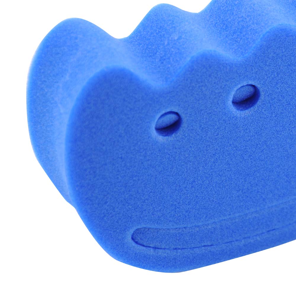 MC24-Handtrainer aus blauem Schaumstoff, Detail mit Prägungen und Löchern