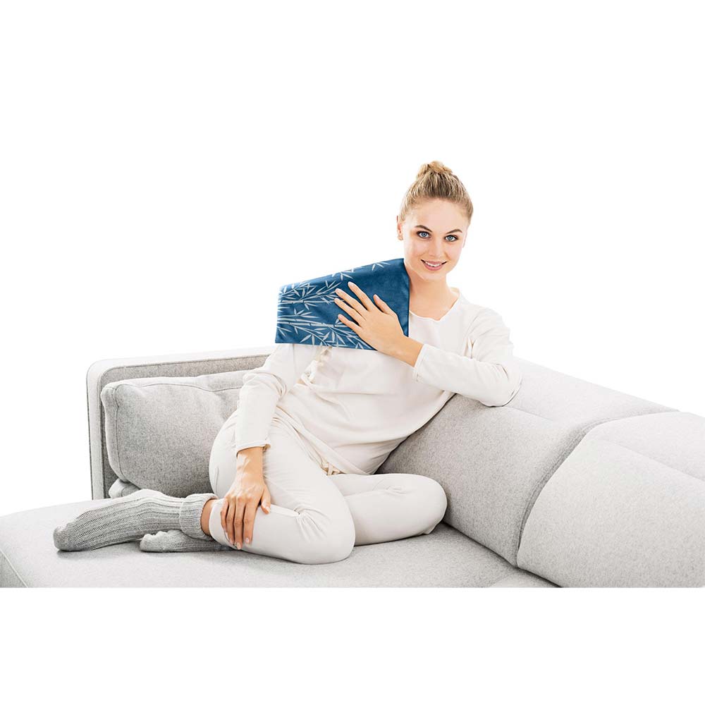 Beurer Schnell-Heizkissen HK 35 mit blauem Muster, auf dem Sofa zum Auflegen