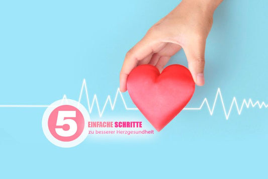 Hand hält rotes Herz vor blauem Hintergrund. Ein Schriftzug ruft zu 5 einfachen Schritten für gute Herzgesundheit auf.
