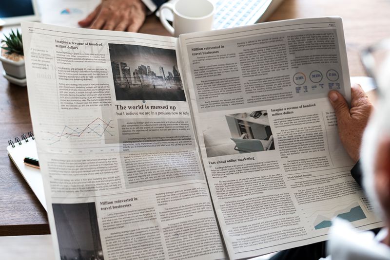 Eine aufgeschlagene Zeitung.
