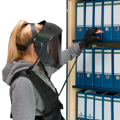 Alters-Simulator-Gurtweste mit Gesichtsvisier, getragen über grauem Hoodie