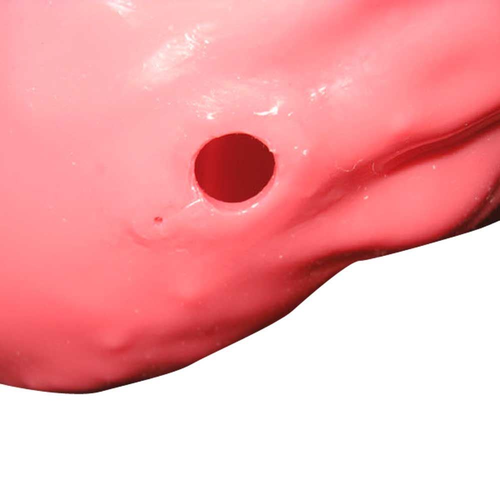 Nahaufnahme: rotes Moulage-Gewebe mit rundem Loch am Trainingsmodul
