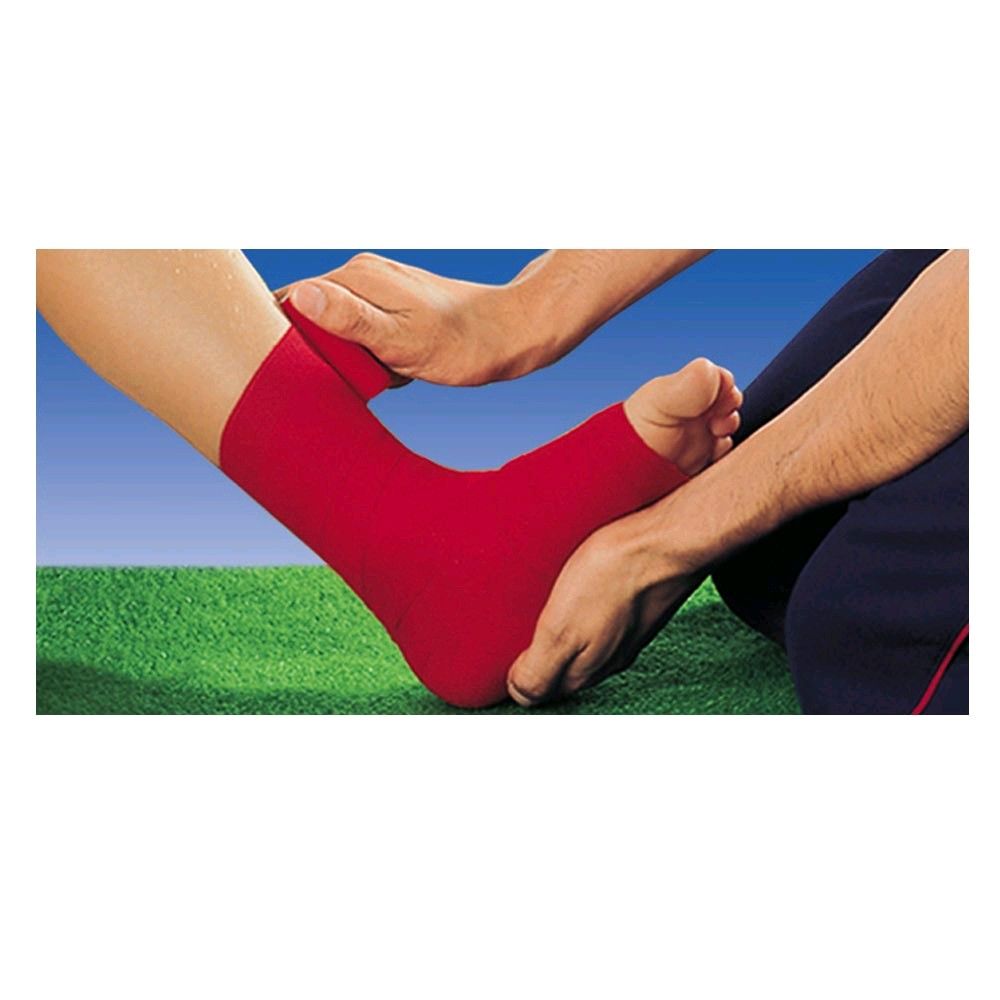 Elastische Haftbinde in Rot beim Anlegen am Arm, selbstklebend