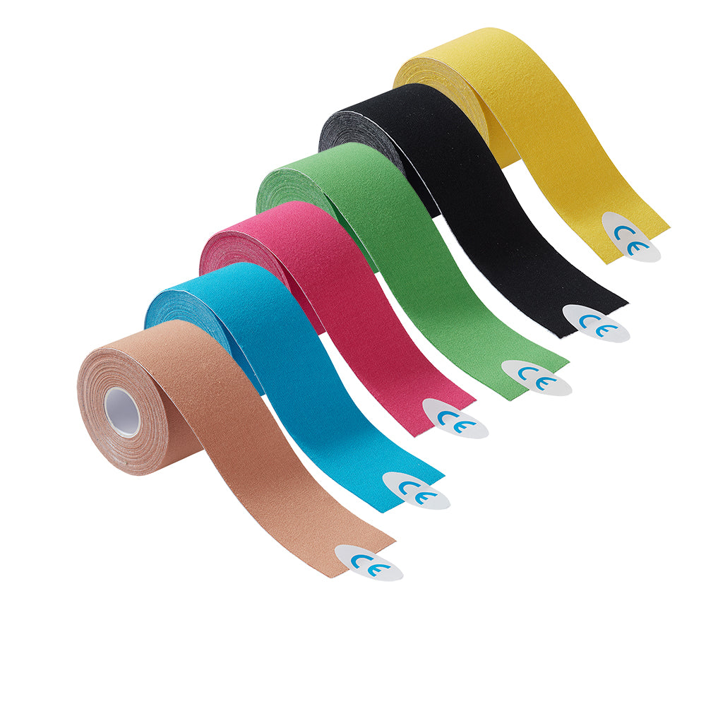 Kinesiologie-Tape mit abgezogenen Streifen, Farben: gelb, schwarz, grün, blau, rosa, beige