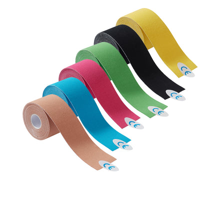 Kinesiologie-Tape mit abgezogenen Streifen, Farben: gelb, schwarz, grün, blau, rosa, beige