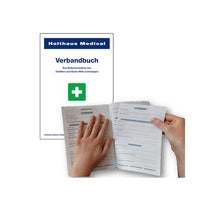 Geöffnetes Verbandbuch Holthaus Medical mit Formularseiten, in Händen gehalten