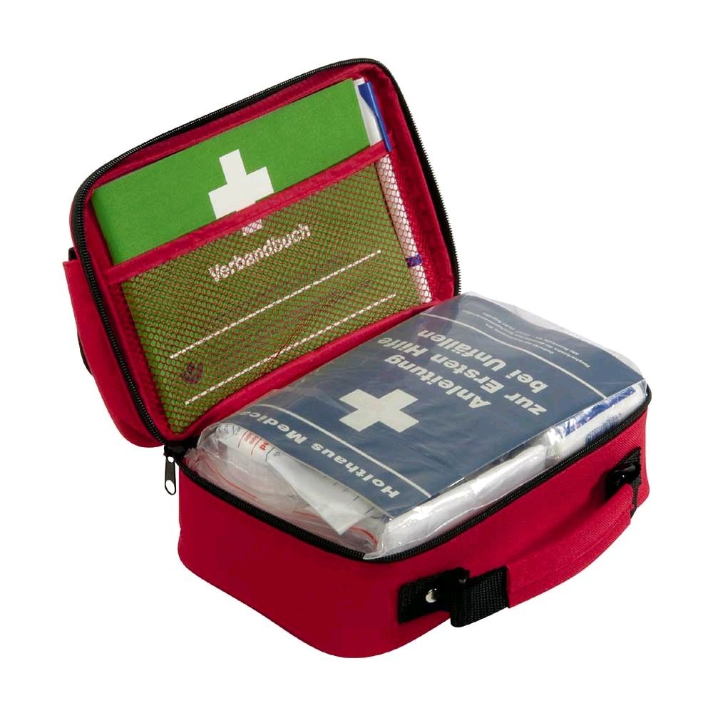 Geöffnete rote Verbandtasche mit grünem Verbandsfeld und eingelegter Erste-Hilfe-Packung