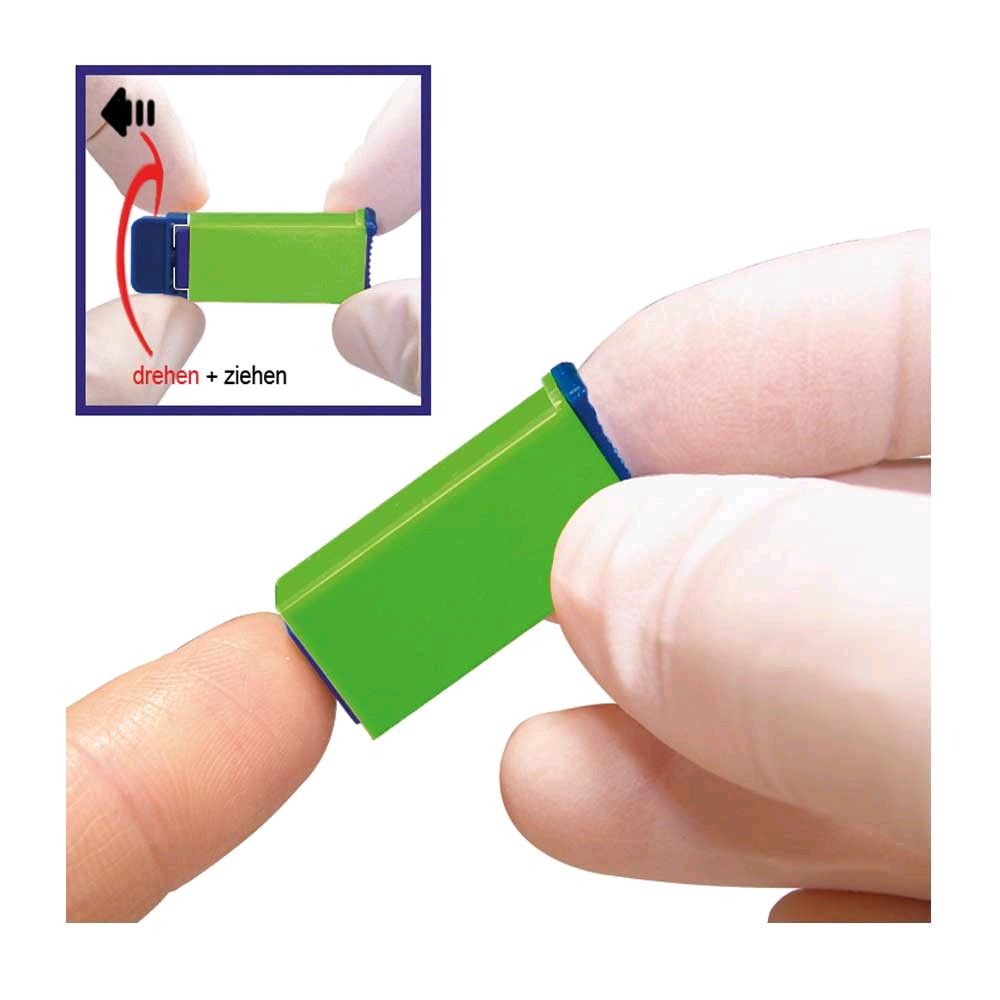 Sicherheitslanzette in Grün mit blauem Sicherheitsclip, in Hand gehalten