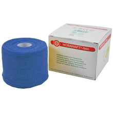 Kohäsive Fixierbinde, blau aufgerollt mit Verpackung