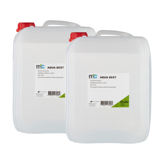 Zwei Destilliertes-Wasser-Kanister mit roten Deckeln, Etikett sichtbar, 10 Liter