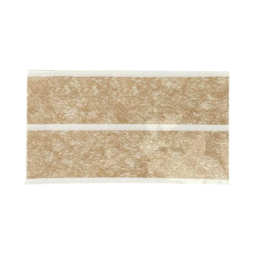 Beige Wundnahtstreifen auf weißem Träger, Nahaufnahme