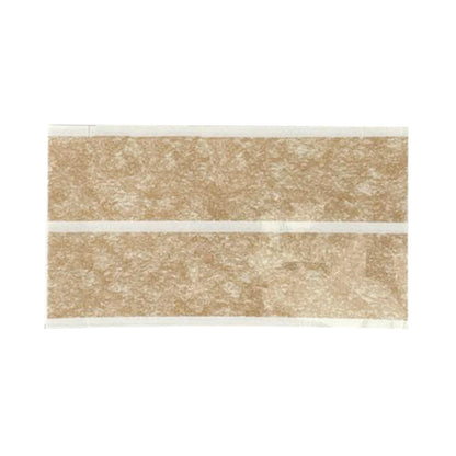 Beige Wundnahtstreifen auf weißem Träger, Nahaufnahme