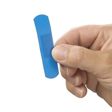 Blaue detektierbare Pflasterstrippe in Handansicht