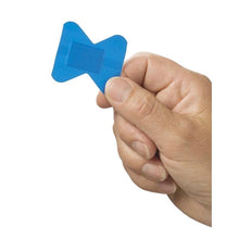Blaues, detektierbares Fingerkuppenpflaster auf einer Fingerkuppe