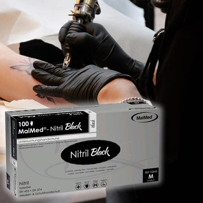 Schwarze Nitrilhandschuhe im Einsatz, Einmalhandschuhe, Box im Hintergrund