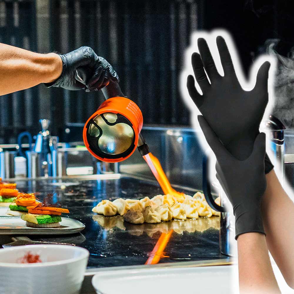 Schwarze Nitrilhandschuhe am Handmodell für Küche/Service, Einmalhandschuhe