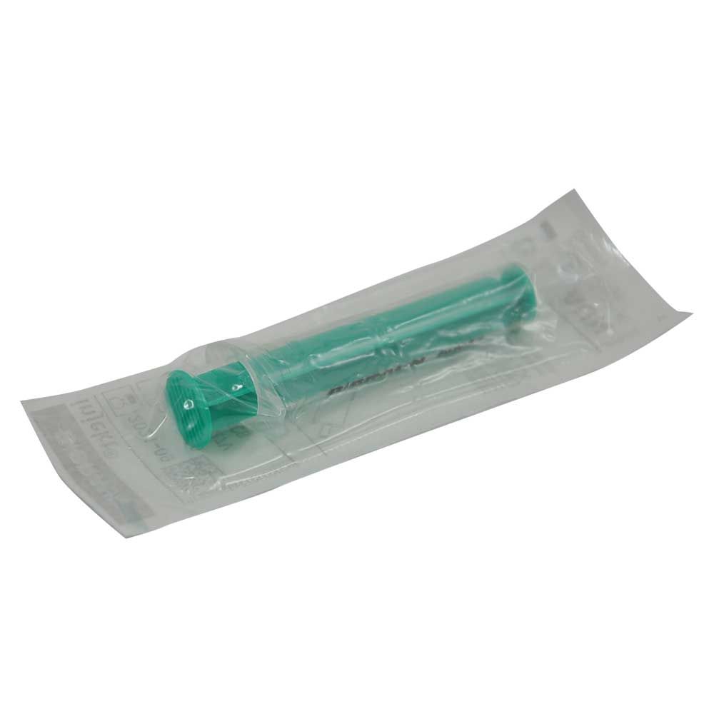 Einzelne grüne Einmalspritze in transparenter Verpackung