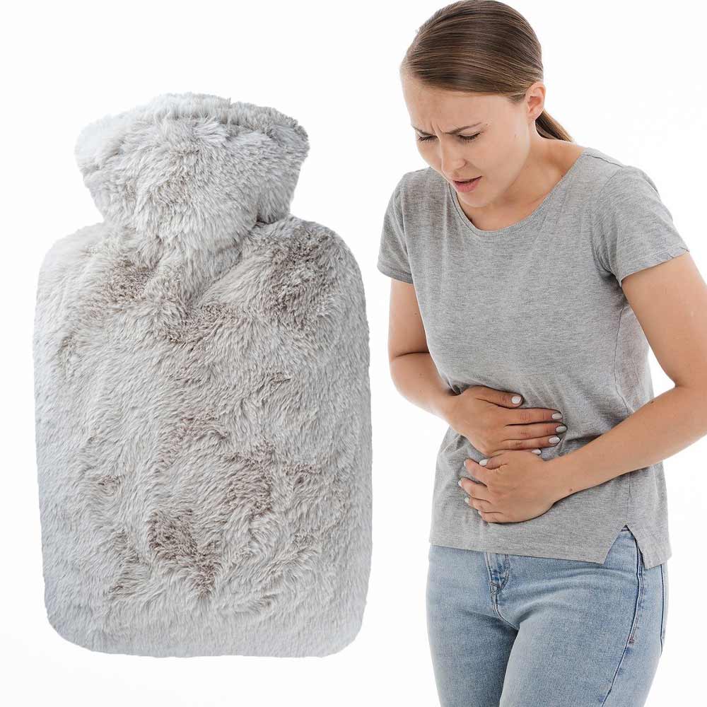 Wärmflasche mit langhaarigem Flauschbezug, hellgrau, Detailansicht neben Person