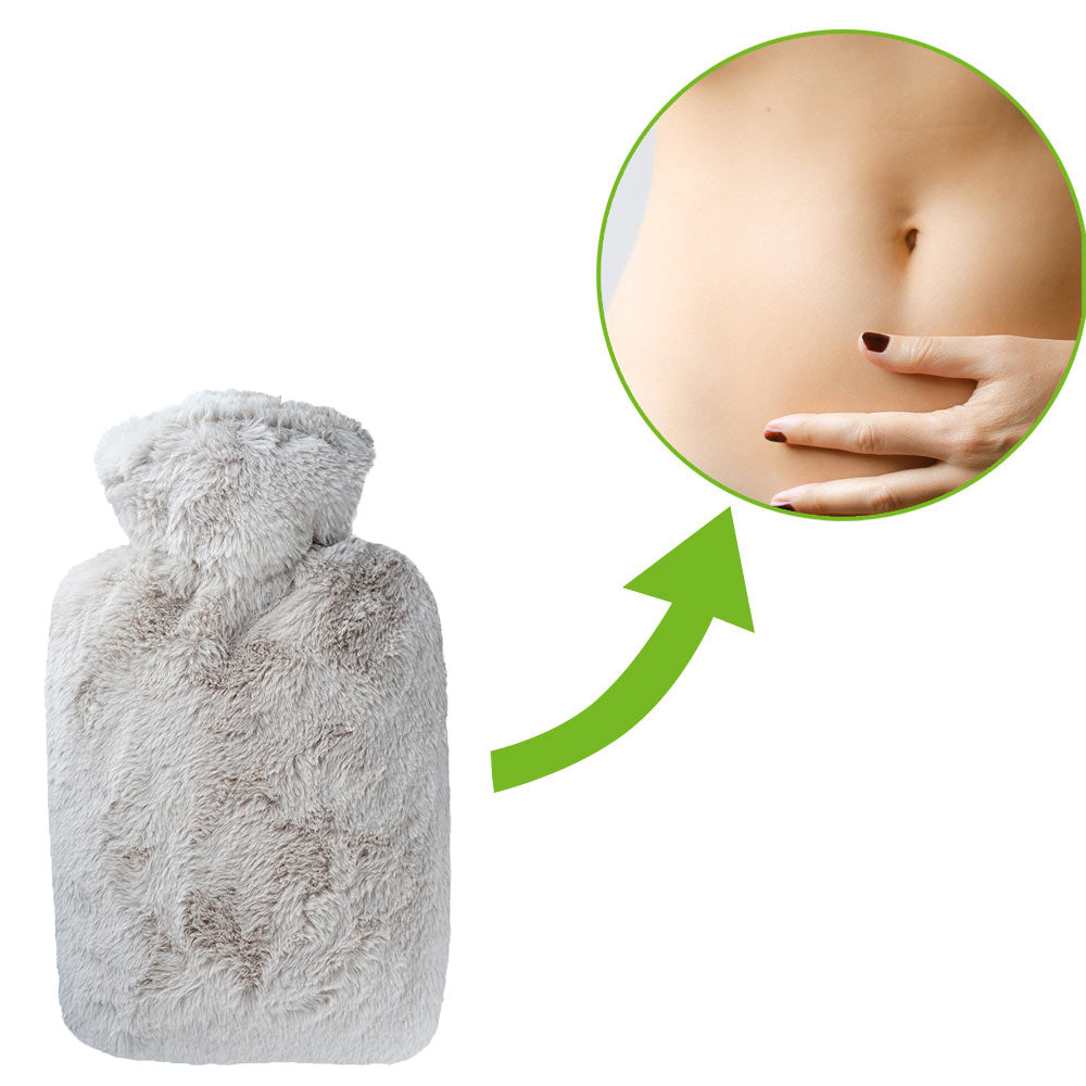 Wärmflasche mit Flauschbezug, hellgrau, Anwendung am Bauch (Ausschnitt) mit Hand