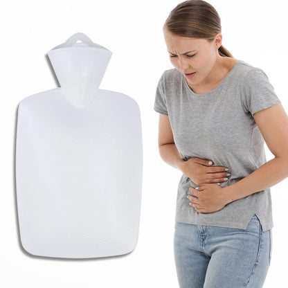Weiße Wärmflasche mit Lamellenstruktur, Anwendung am Bauch einer Person
