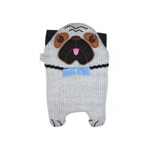 Wärmflasche mit Strickbezug und Mops-Motiv, hellgrau, schwarze Streifen, blaues Tuch