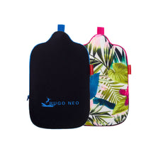 Öko-Wärmflasche mit Neoprenbezug, schwarz, blaues Trageband und Logo vorn