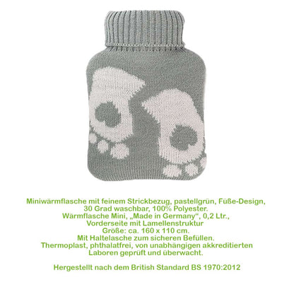 Mini-Wärmflasche mit Strickbezug hellgrau und Füße-Muster, gerippter Halsbund