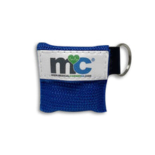 Blaues Softcase mit Schlüsselring und mcmc-Logo für Notfallbeatmungstuch