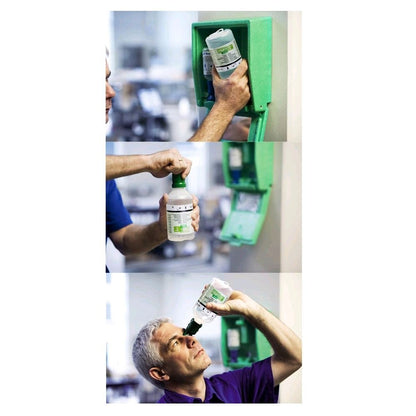 Wandbox-Augenenspülstation: Hand setzt Spenderflasche in die geöffnete Aufnahme