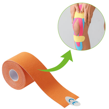 Orange Kinesiologie-Tape am Arm, aufgerollter Streifen zur Anwendung