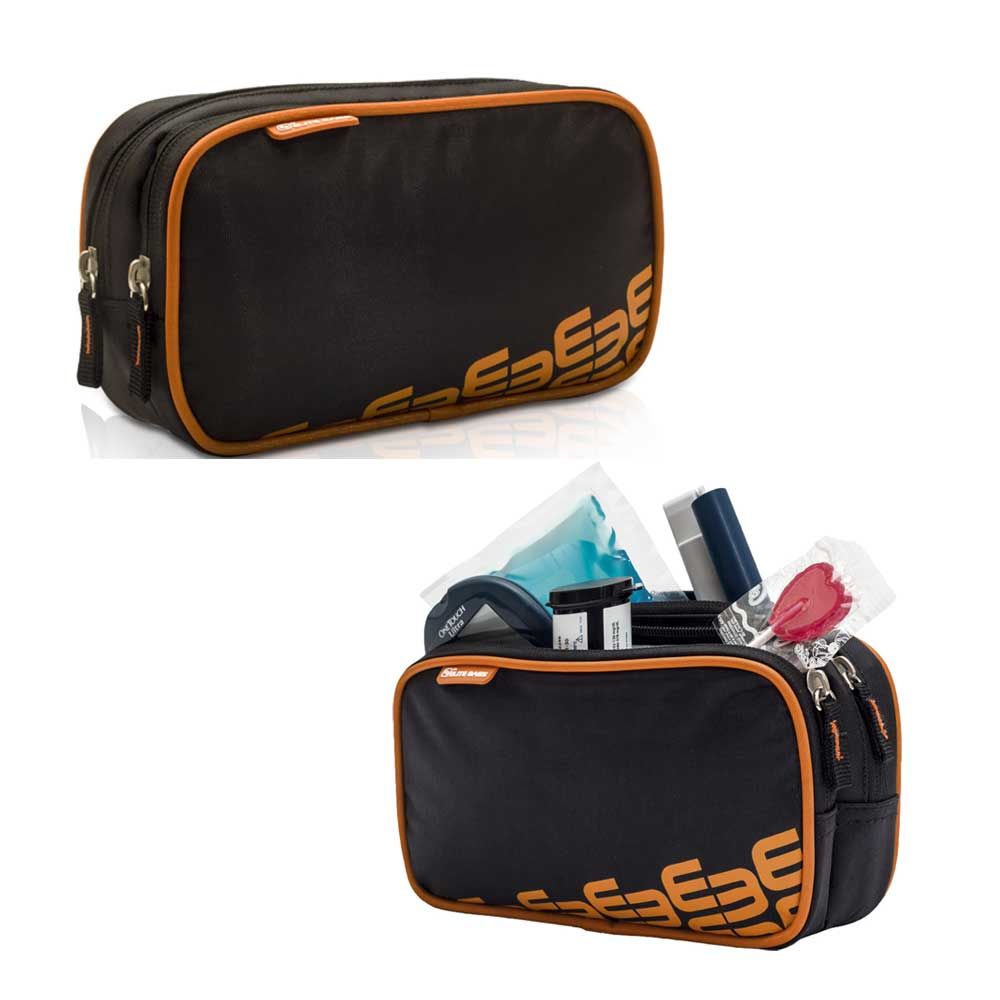 Diabetikertasche in Schwarz mit orangefarbenem Logo, geöffnetes Innenfach mit Zubehör.