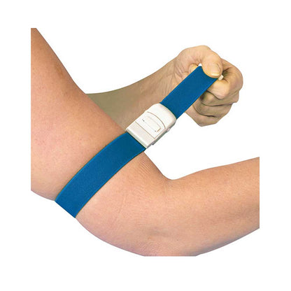 Armband mit Kunststoffverschluss, blaues Band am Unterarm