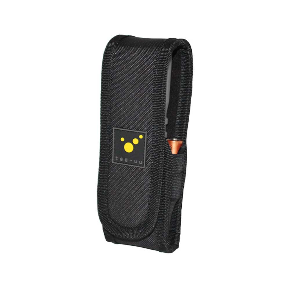 Schwarzes Taschenlampen-Holster mit Klettlasche, Frontfach und tee-uu Logo