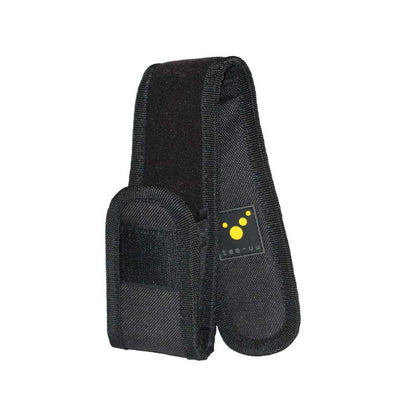 Schwarzes Taschenlampen-Holster mit zwei Fächern und tee-uu Logo, seitlich