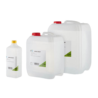 Destilliertes Wasser-Kanister-Set: mehrere Kanister und Flasche mit roten Deckeln, Etikett