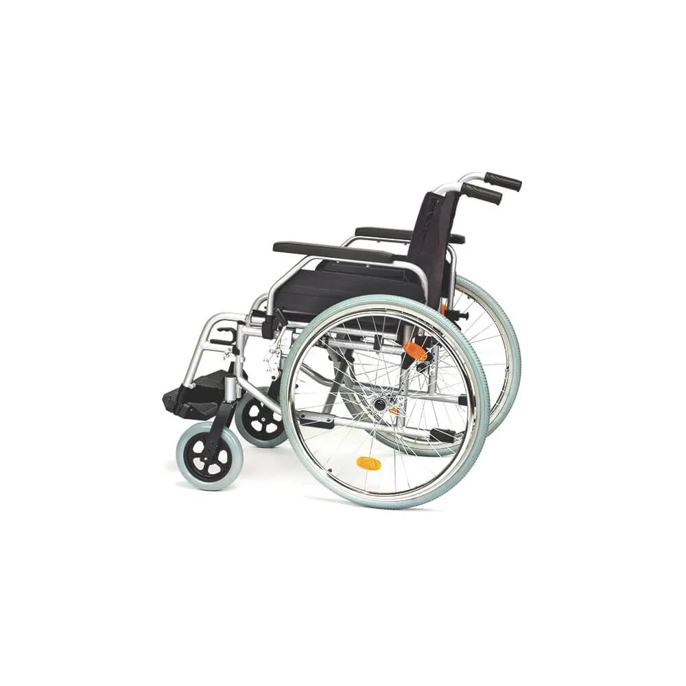 Stahl-Rollstuhl mit dunklem Sitzkissen, Rückenlehne und vorderen Lenkrädern