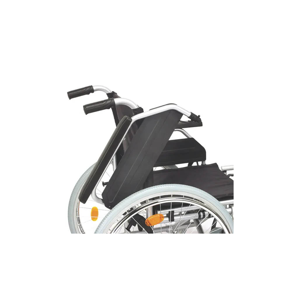 Rollstuhl-Seitenansicht mit Armlehnen, dunkler Sitzpolsterung und großen Speichenrädern
