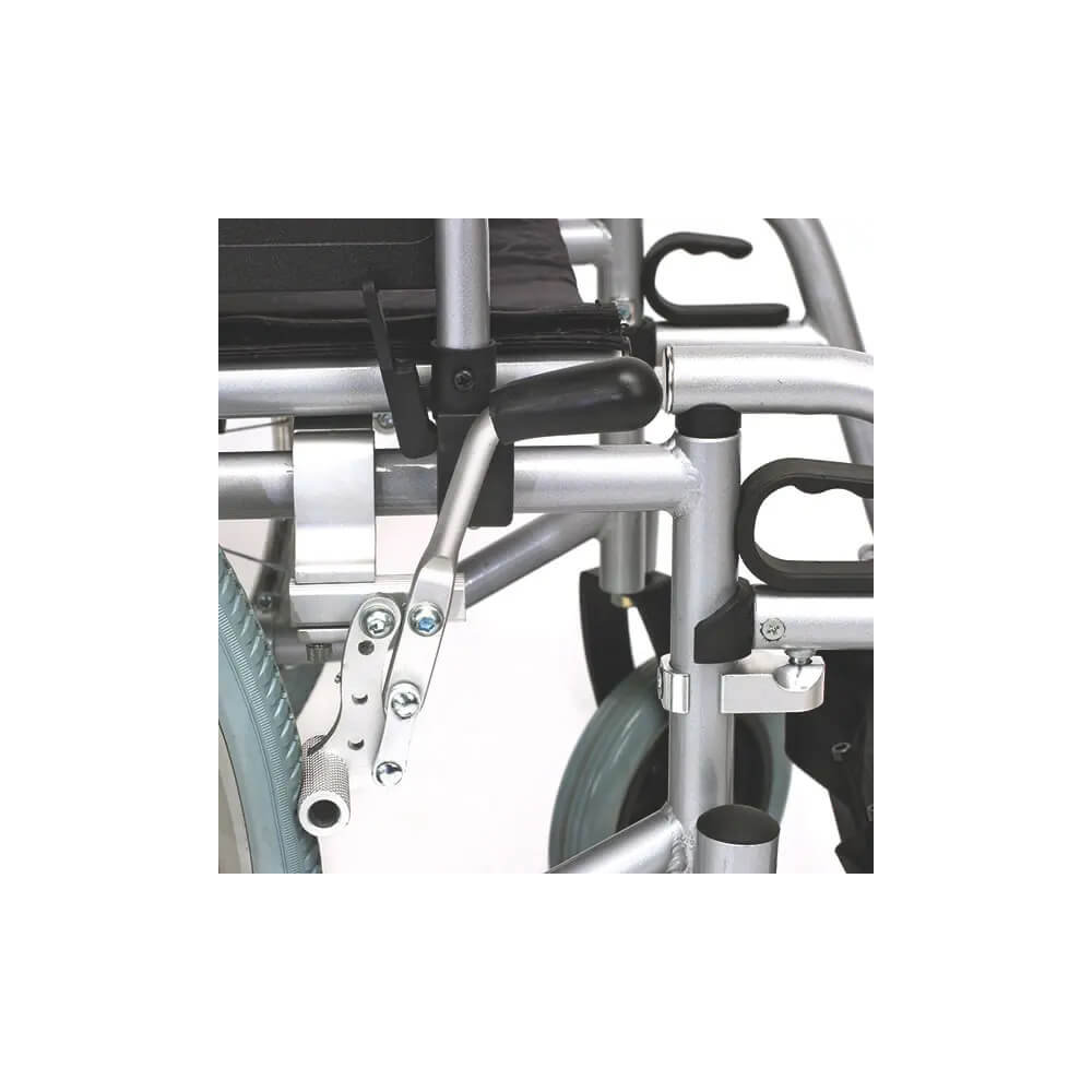 Rollstuhl-Detail mit seitlichen Stützen und Befestigungen am Metallrahmen, silbern