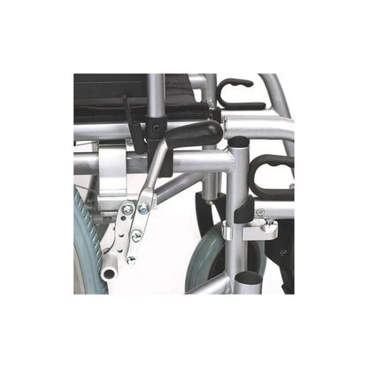 Rollstuhl-Detail mit seitlichen Stützen und Befestigungen am Metallrahmen, silbern