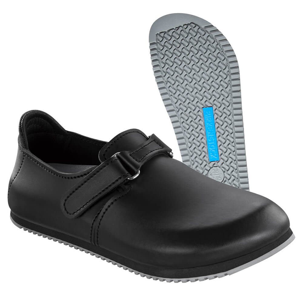 Schwarzer Birkenstock-Schuh mit Profilsohle und sichtbarer Laufsohle.