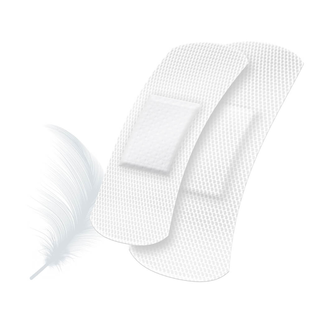 Weiße Pflasterstrips Sensitive, zwei Verbandpflaster aufgerollt