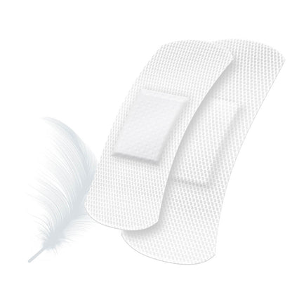 Weiße Pflasterstrips Sensitive, zwei Verbandpflaster aufgerollt