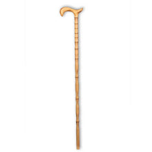 Gehstock aus hellem Holz mit gebogenem Griff und Ringmarkierungen