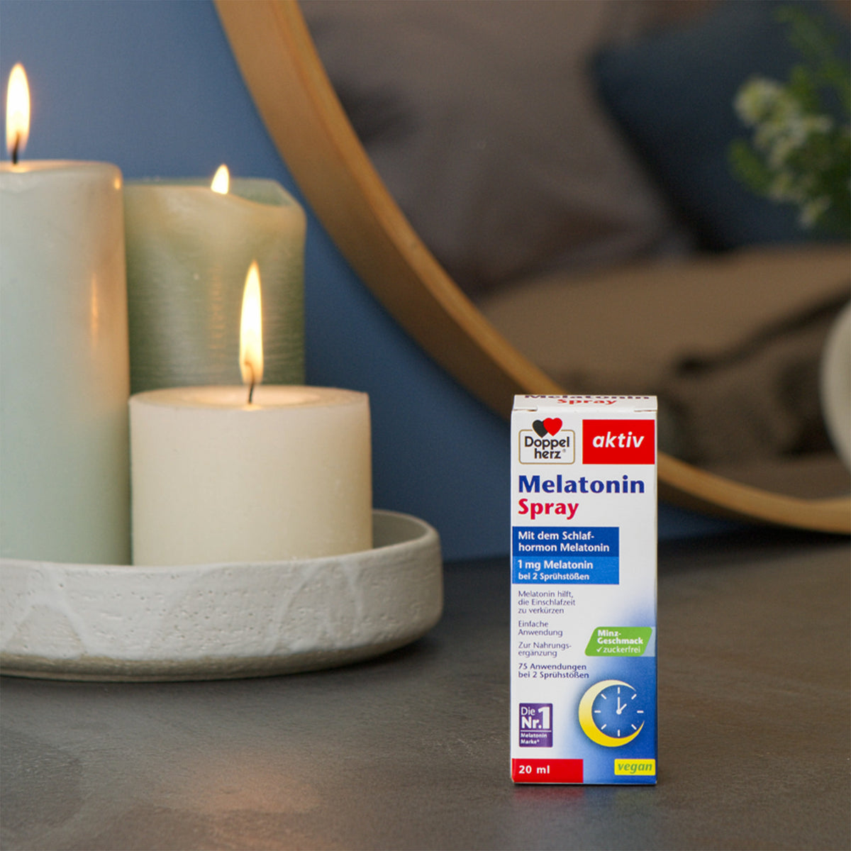 Melatonin-Spray Box 20 ml von Doppelherz aktiv neben Kerzen