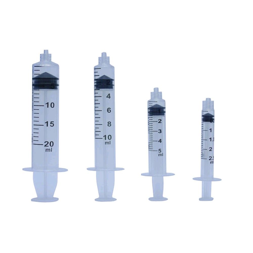 Vier Luer-Lock-Einmalspritzen in unterschiedlichen Größen, Skala 1–20 ml