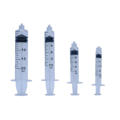 Vier Luer-Lock-Einmalspritzen in unterschiedlichen Größen, Skala 1–20 ml