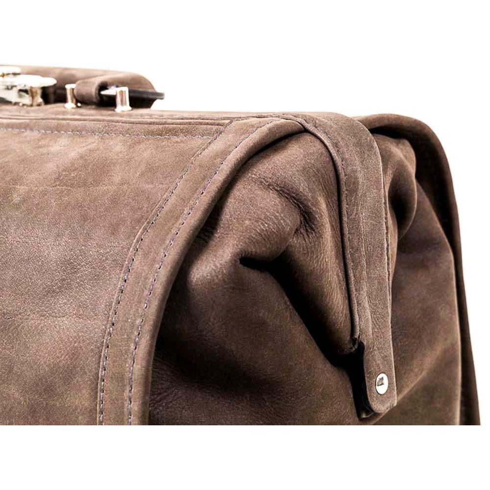 Doktortasche in Braun, Nahaufnahme der Seite mit Schlaufe und Innenöffnung