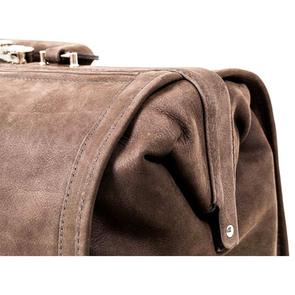Doktortasche in Braun, Nahaufnahme der Seite mit Schlaufe und Innenöffnung