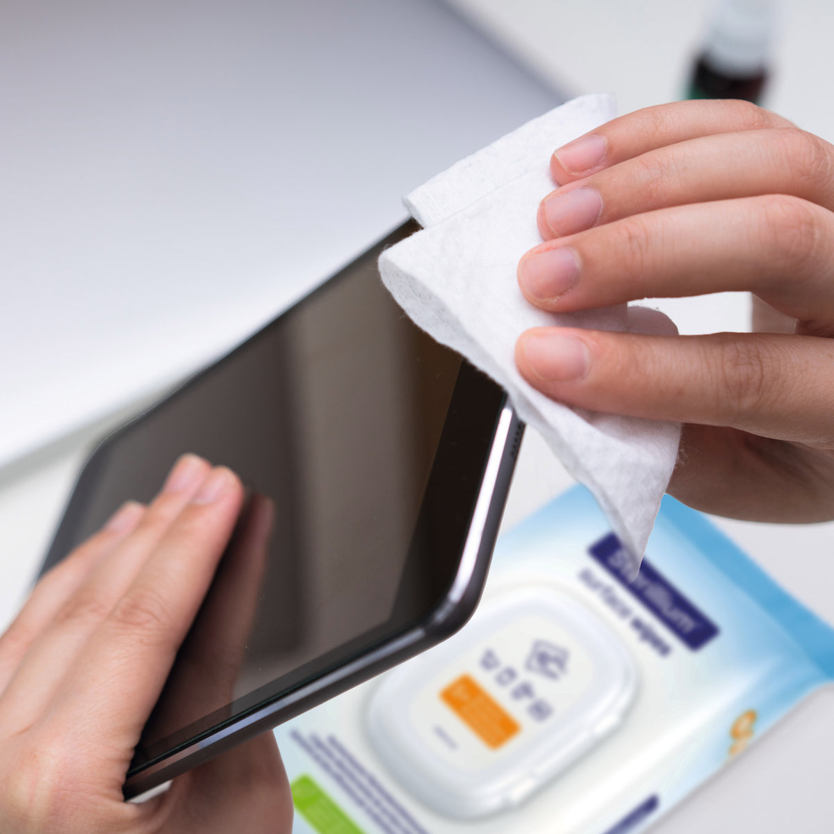 Desinfektionstuch zur Flächenreinigung: Hand wischt Oberfläche